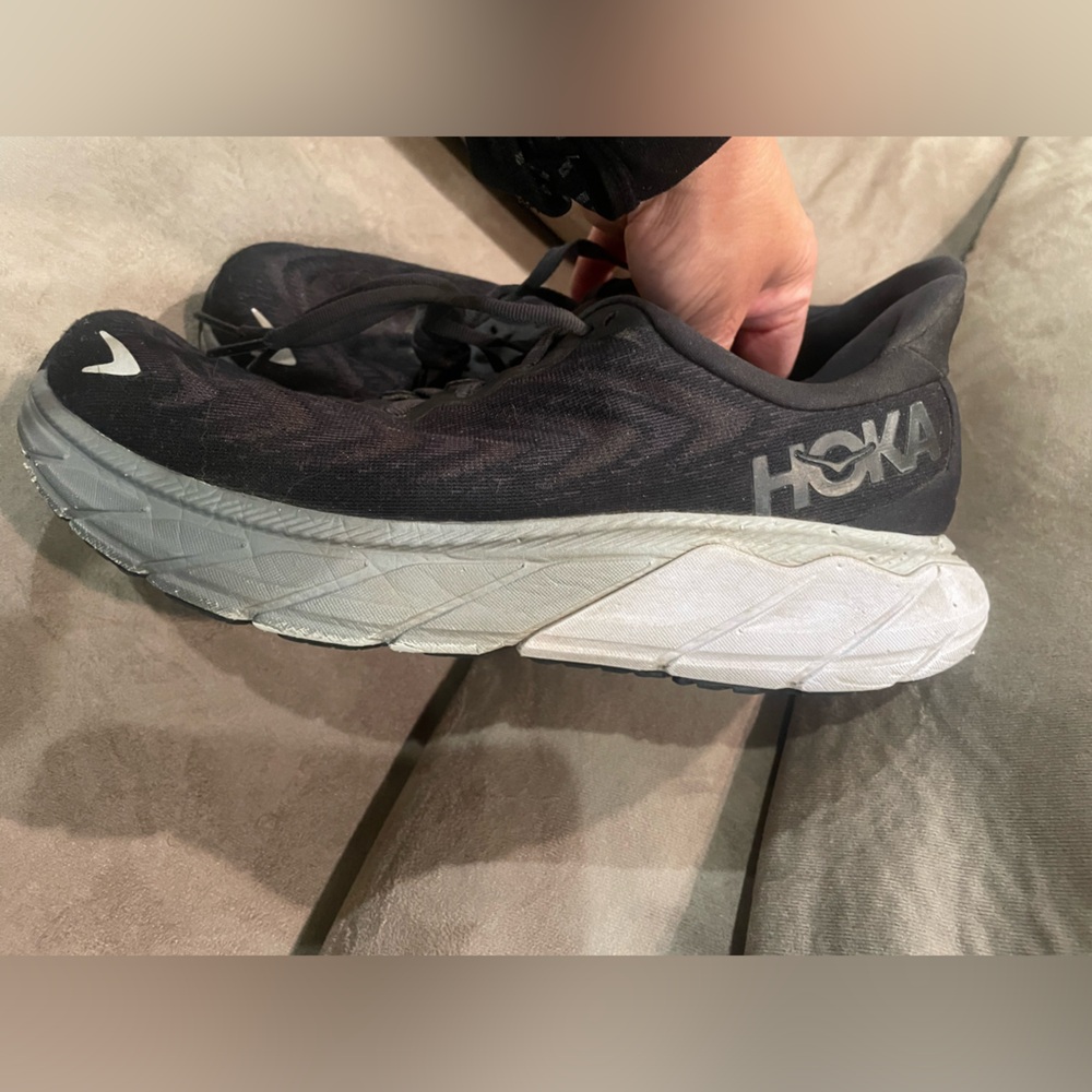Hoka Arahi 6 tennis shoes